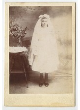 STUDIO CAB PHOTO SWEET GIRL IN